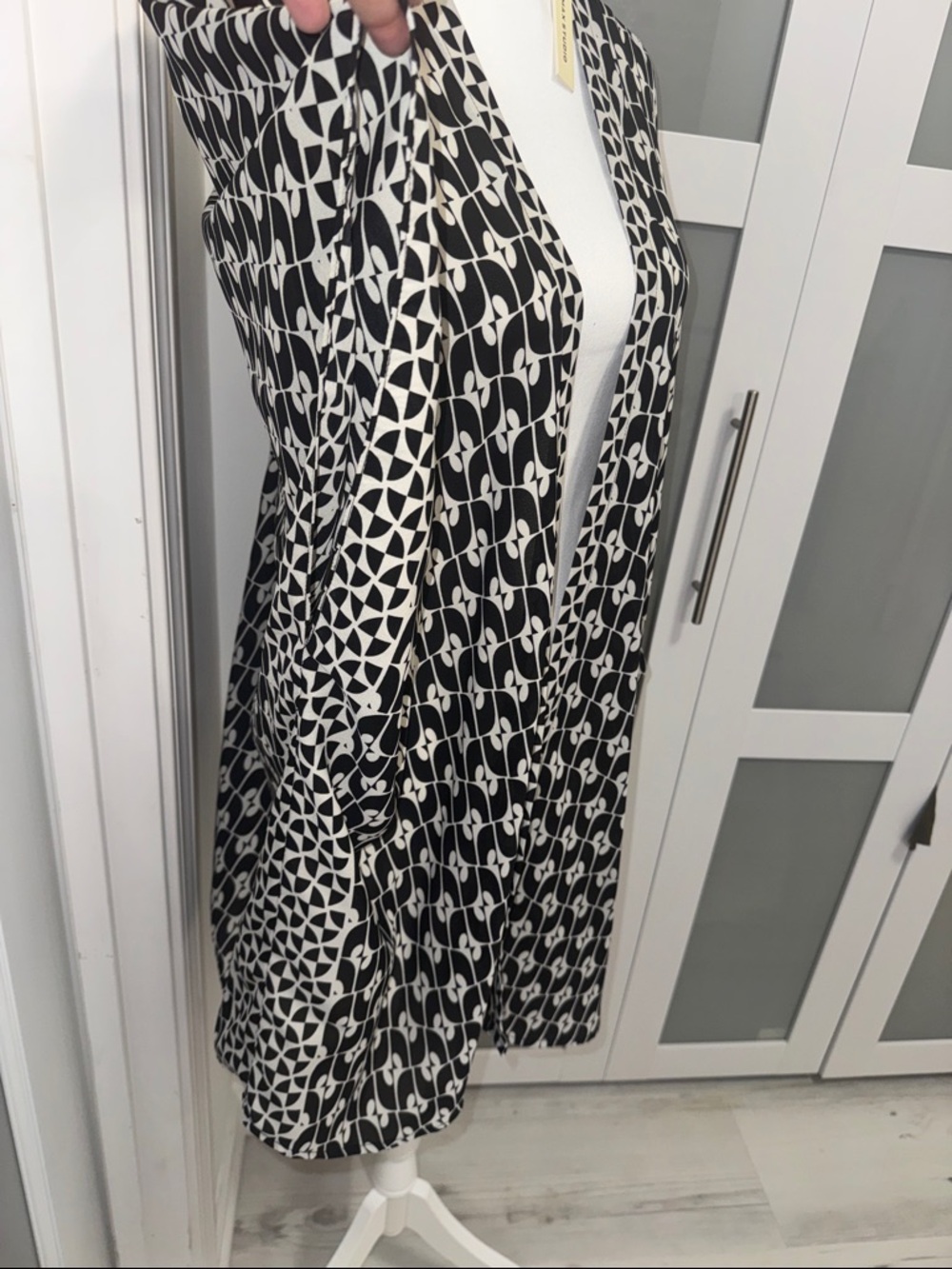 Max Studio Black and White Geometric Wrap Scarf - Picture 3 of 11